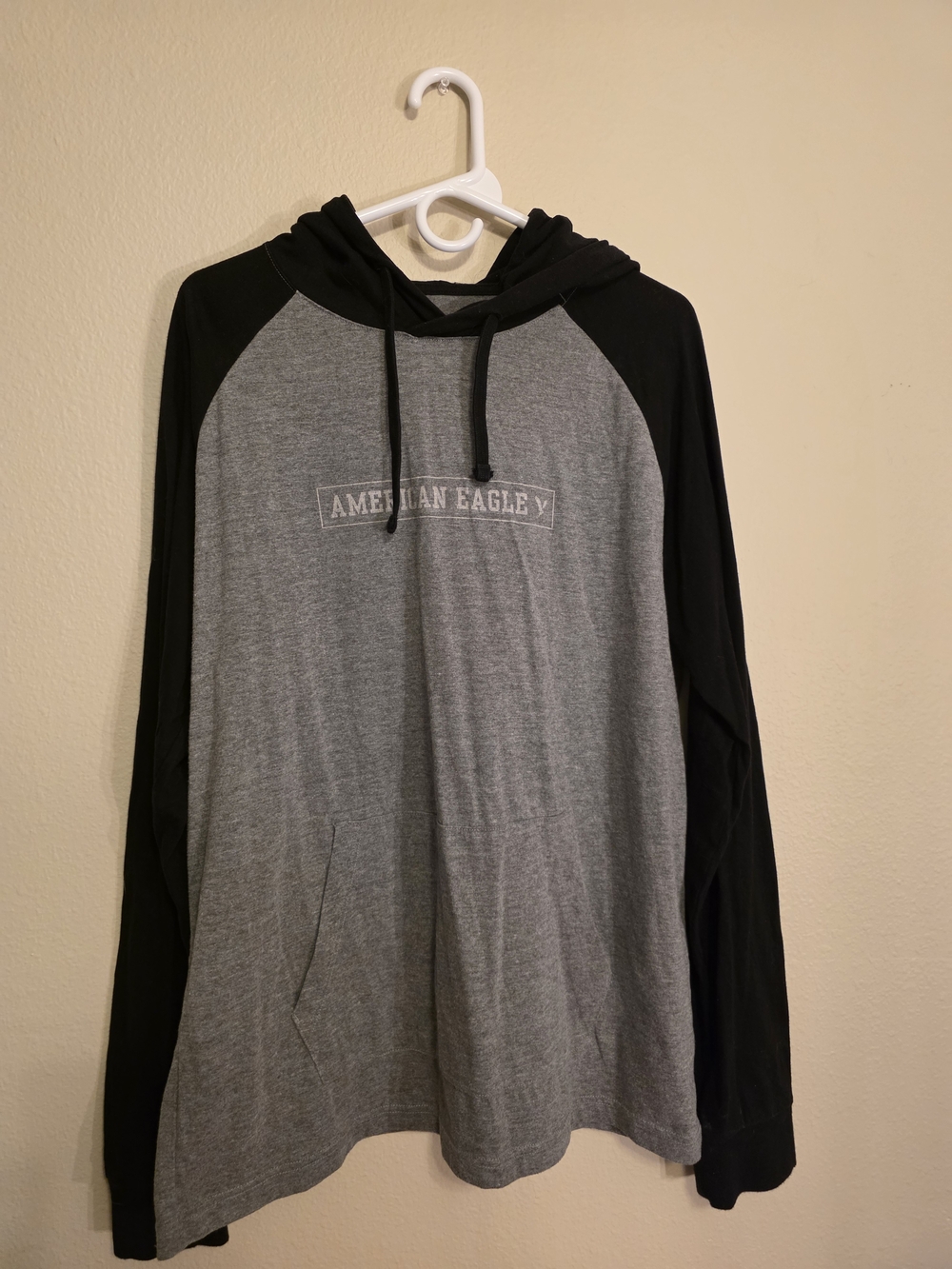 American Eagle Outfitters Men’s Gray & Black Hooded Raglan Shirt